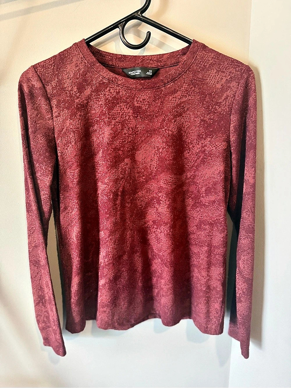 Simply Vera Wang Long Sleeve Abstract Top in Burgundy XS